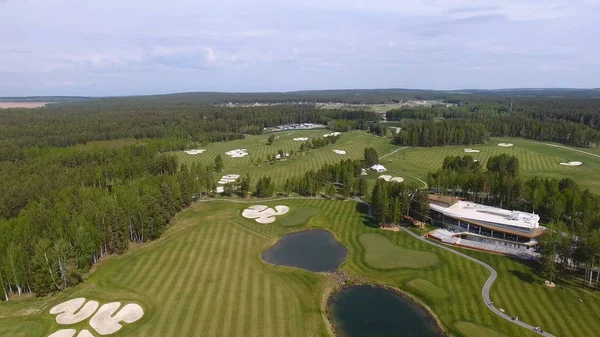 Bulutlar üzerinde mavi gökyüzü ve Orman Gölü Golf club, hava ile güneş Golf arabası