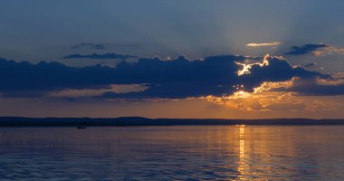 güzel gün batımı göl üzerinde