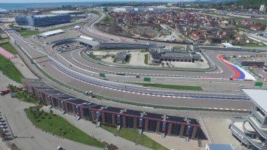 Formula 1 parça Sochi, Sochi Olimpiyat Köyü. Şantiye Stadyumu yakın kasaba ve dağlar yarış yaz güneşli gün için. Havadan görünümü. Pectator Aerrial görünümünde F1 Rus standları