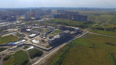 Havadan görünümü İnşaat Sanayi üzerinde. İnşaat site işçileri, anteni, en iyi görünüm. İnşaat alanında büyük Vinçli havai görünümü. Daraltılmış katta bir şantiye ve inşaatçılar havadan görünümü