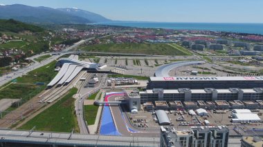 Formula 1 parça Sochi, Sochi Olimpiyat Köyü. Şantiye Stadyumu yakın kasaba ve dağlar yarış yaz güneşli gün için. Havadan görünümü. Pectator Aerrial görünümünde F1 Rus standları