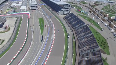 Formula 1 parça Sochi, Sochi Olimpiyat Köyü. Şantiye Stadyumu yakın kasaba ve dağlar yarış yaz güneşli gün için. Havadan görünümü. Pectator Aerrial görünümünde F1 Rus standları