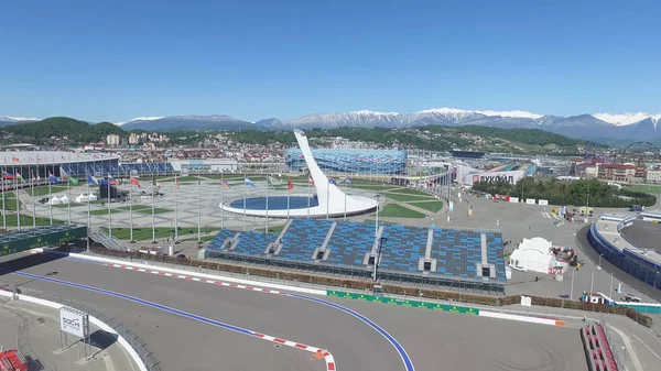 Olympic Park anteni Sochi Olimpiyat ateşi kapta Sochi, Rusya Federasyonu. Sochi Olimpiyat ateşi kase parkta. Orta stella ve stadyum kış oyunları için inşa Fisht. Olimpiyat Kış Oyunları 2014 nesnelerin