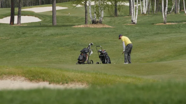 Golfare hit vidsträckt golfbana på sommaren. Spelet Golf — Stockfoto