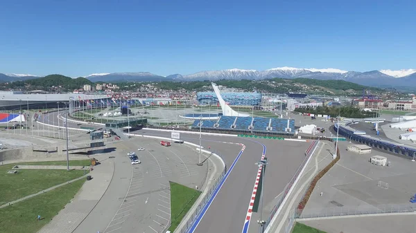 Formula 1 parça Sochi, Sochi Olimpiyat Köyü. Şantiye Stadyumu yakın kasaba ve dağlar yarış yaz güneşli gün için. Havadan görünümü. Pectator Aerrial görünümünde F1 Rus standları