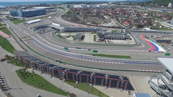 Formula 1 parça Sochi, Sochi Olimpiyat Köyü. Şantiye Stadyumu yakın kasaba ve dağlar yarış yaz güneşli gün için. Havadan görünümü. Pectator Aerrial görünümünde F1 Rus standları
