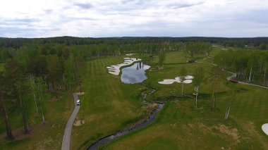 Havadan görünümü Golf Sahası, gölet ve Golf sahasının Yeşil çimenler. Güzel golf sahasında kum bunkerleri