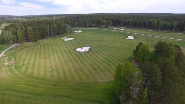 Üstten Görünüm yeşil golf sahası açık yeşil çim alan. Uçak uçan üzerinden havadan görünümü