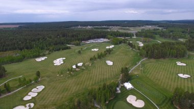 Üstten Görünüm yeşil golf sahası açık yeşil çim alan. Uçak uçan üzerinden havadan görünümü.