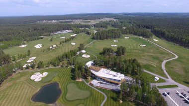 Bulutlar üzerinde mavi gökyüzü ve Orman Gölü Golf club, hava ile güneş Golf arabası