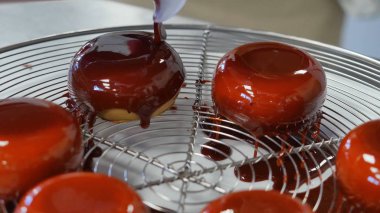 Çikolata lezzetli parçasının üzerine dökülen taze pişmiş kek