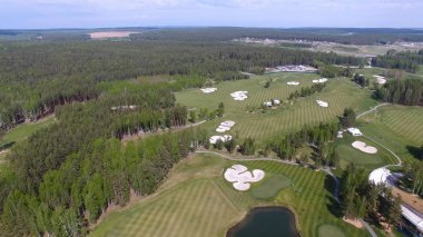 Bulutlar üzerinde mavi gökyüzü ve Orman Gölü Golf club, hava ile güneş Golf arabası