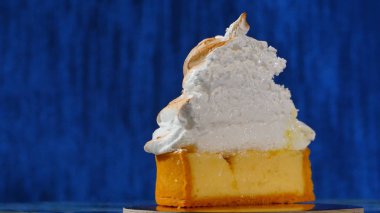 Krem şanti. Pasta portre üzerinde beyaz krema