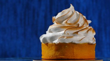 Bir şekilde dekore edilmiş kırbaç krem kapatın. Kek üzerine krema