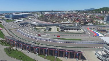 Formula 1 parça Sochi, Sochi Olimpiyat Köyü. Şantiye Stadyumu yakın kasaba ve dağlar yarış yaz güneşli gün için. Havadan görünümü. Pectator Aerrial görünümünde F1 Rus standları