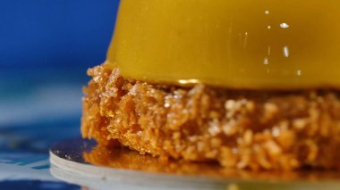 Sarı frosting lezzetli güzel pasta. Ayna sır bir kek üzerine yuvarlak oturum. Mus