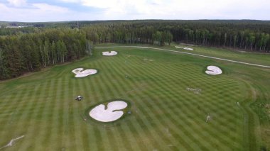 Üstten Görünüm yeşil golf sahası açık yeşil çim alan. Uçak uçan üzerinden havadan görünümü