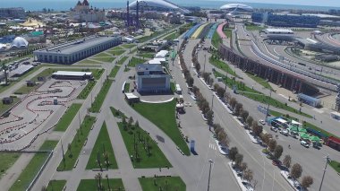 Formula 1 parça Sochi, Sochi Olimpiyat Köyü. Şantiye Stadyumu yakın kasaba ve dağlar yarış yaz güneşli gün için. Havadan görünümü. Pectator Aerrial görünümünde F1 Rus standları