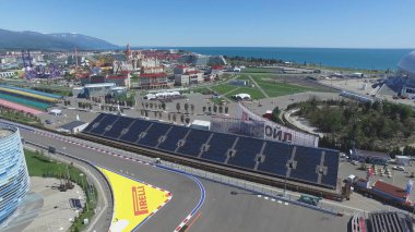 Formula 1 parça Sochi, Sochi Olimpiyat Köyü. Şantiye Stadyumu yakın kasaba ve dağlar yarış yaz güneşli gün için. Havadan görünümü. Pectator Aerrial görünümünde F1 Rus standları