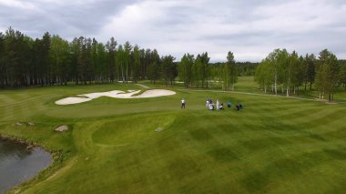 Club yaz tatil sırasında hava sahası üzerinde ile golfçüler Golf isabet vurdu