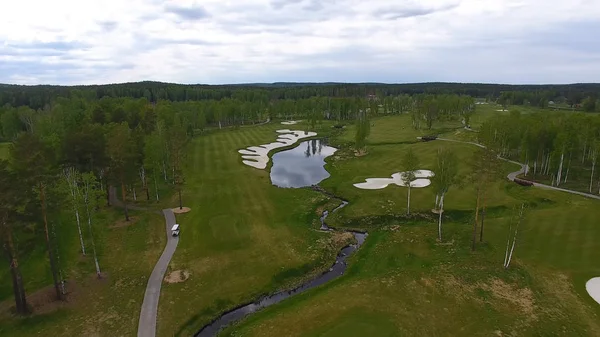 Havadan görünümü Golf Sahası, gölet ve Golf sahasının Yeşil çimenler. Güzel golf sahasında kum bunkerleri