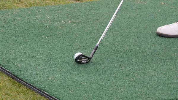 Golfer memukul Golf Shot dengan Club di lapangan. Pukul bolanya Golf — Stok Foto