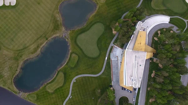 Top vista campo de golfe verde campo de grama verde ao ar livre. Vista aérea de drone voador . — Fotografia de Stock