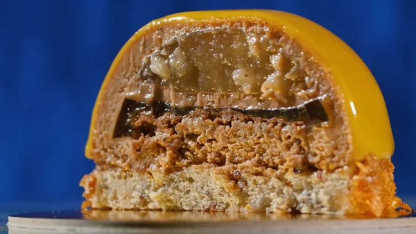 Delicioso bolo bonito com cobertura amarela. O esmalte de espelho em uma sessão redonda de bolo. Bolo com cobertura amarela no contexto, close-up — Fotografia de Stock