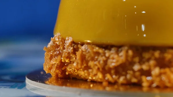 Köstliche schöne Torte mit gelbem Zuckerguss. die Spiegelglasur auf einer Kuchenrunde. Mousse — Stockfoto