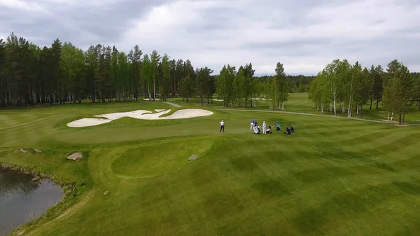 Club yaz tatil sırasında hava sahası üzerinde ile golfçüler Golf isabet vurdu