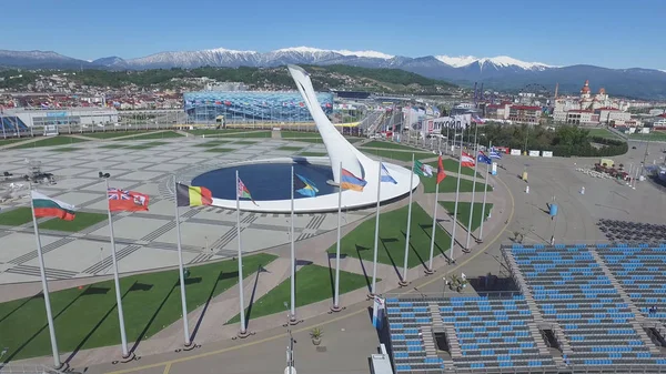 Olympic Park anteni Sochi Olimpiyat ateşi kapta Sochi, Rusya Federasyonu. Sochi Olimpiyat ateşi kase parkta. Orta stella ve stadyum kış oyunları için inşa Fisht. Olimpiyat Kış Oyunları 2014 nesnelerin
