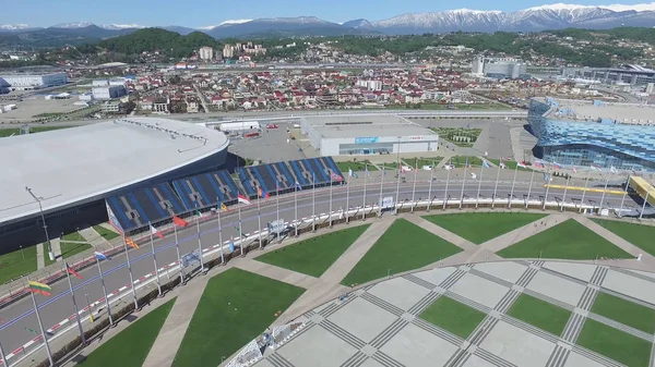 Formula 1 parça Sochi, Sochi Olimpiyat Köyü. Şantiye Stadyumu yakın kasaba ve dağlar yarış yaz güneşli gün için. Havadan görünümü. Pectator Aerrial görünümünde F1 Rus standları