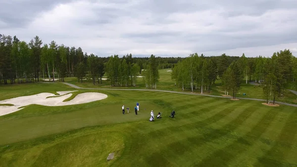 Club yaz tatil sırasında hava sahası üzerinde ile golfçüler Golf isabet vurdu