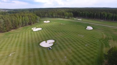 Üstten Görünüm yeşil golf sahası açık yeşil çim alan. Uçak uçan üzerinden havadan görünümü