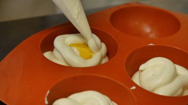 Hamur işi çanta bir esnek silikon kalıp mousse ile doldurma. Gurme Fransız tatlı, yakın çekim