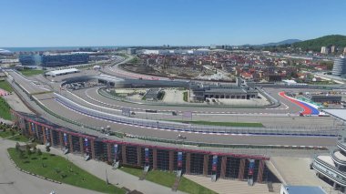 Formula 1 parça Sochi, Sochi Olimpiyat Köyü. Şantiye Stadyumu yakın kasaba ve dağlar yarış yaz güneşli gün için. Havadan görünümü. Pectator Aerrial görünümünde F1 Rus standları