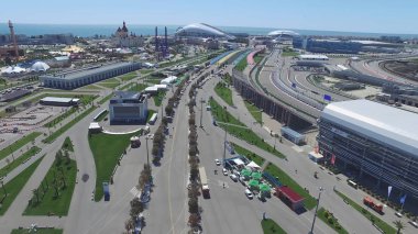 Formula 1 parça Sochi, Sochi Olimpiyat Köyü. Şantiye Stadyumu yakın kasaba ve dağlar yarış yaz güneşli gün için. Havadan görünümü. Pectator Aerrial görünümünde F1 Rus standları