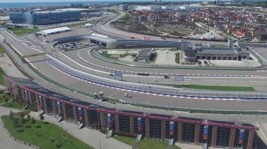 Formula 1 parça Sochi, Sochi Olimpiyat Köyü. Şantiye Stadyumu yakın kasaba ve dağlar yarış yaz güneşli gün için. Havadan görünümü. Pectator Aerrial görünümünde F1 Rus standları