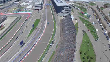 Formula 1 parça Sochi, Sochi Olimpiyat Köyü. Şantiye Stadyumu yakın kasaba ve dağlar yarış yaz güneşli gün için. Havadan görünümü. Pectator Aerrial görünümünde F1 Rus standları
