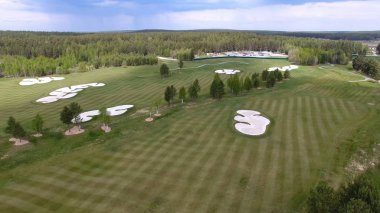 Üstten Görünüm yeşil golf sahası açık yeşil çim alan. Uçak uçan üzerinden havadan görünümü