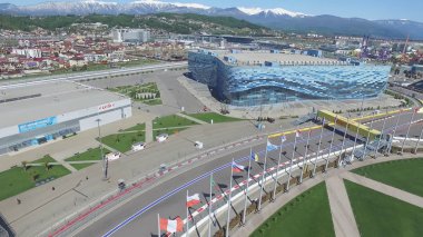 Formula 1 parça Sochi, Sochi Olimpiyat Köyü. Şantiye Stadyumu yakın kasaba ve dağlar yarış yaz güneşli gün için. Havadan görünümü. Pectator Aerrial görünümünde F1 Rus standları