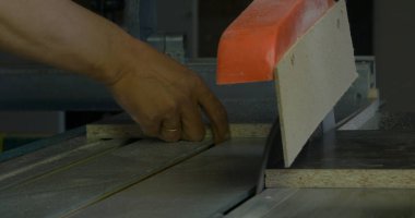 Talaş ile ahşap masa üstünde alet marangoz. Marangoz işyeri. İş daire testere