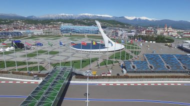 Olympic Park anteni Sochi Olimpiyat ateşi kapta Sochi, Rusya Federasyonu. Sochi Olimpiyat ateşi kase parkta. Orta stella ve stadyum kış oyunları için inşa Fisht. Olimpiyat Kış Oyunları 2014 nesnelerin