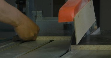 Talaş ile ahşap masa üstünde alet marangoz. Marangoz işyeri. İş daire testere