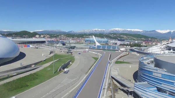 Formula 1 parça Sochi, Sochi Olimpiyat Köyü. Şantiye Stadyumu yakın kasaba ve dağlar yarış yaz güneşli gün için. Havadan görünümü. Pectator Aerrial görünümünde F1 Rus standları