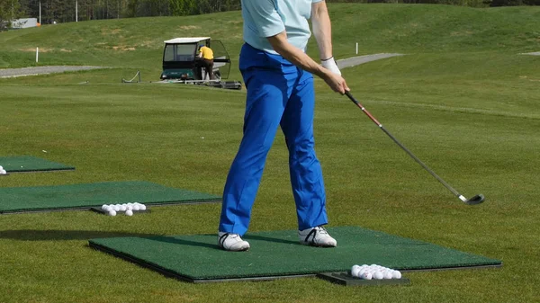 Golfer schlagen im Sommer auf dem weitläufigen Golfplatz auf. das Golfspiel — Stockfoto