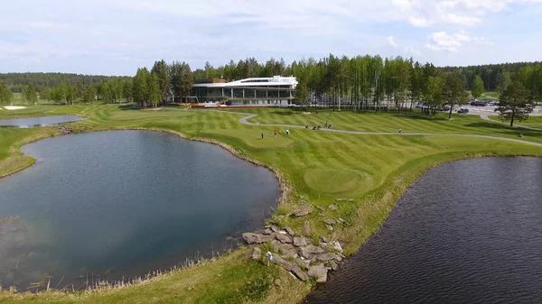 Zonne-golfkar met wolken op blauwe hemel en forest lake Golf club, luchtfoto — Stockfoto