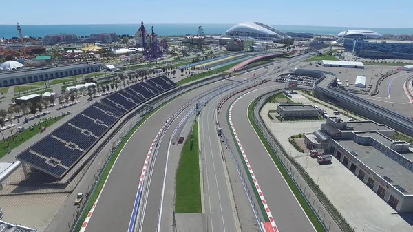 Formula 1 parça Sochi, Sochi Olimpiyat Köyü. Şantiye Stadyumu yakın kasaba ve dağlar yarış yaz güneşli gün için. Havadan görünümü. Pectator Aerrial görünümünde F1 Rus standları