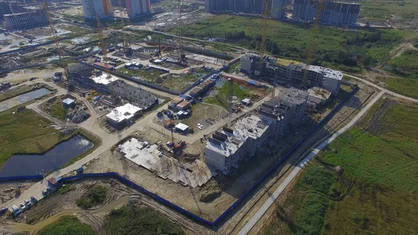 Vista aérea sobre a construção civil. Trabalhadores do estaleiro de construção, aéreo, vista superior. Vista aérea do canteiro de obras com guindaste grande. Vista aérea do chão desmoronado em um canteiro de obras e construtores — Fotografia de Stock