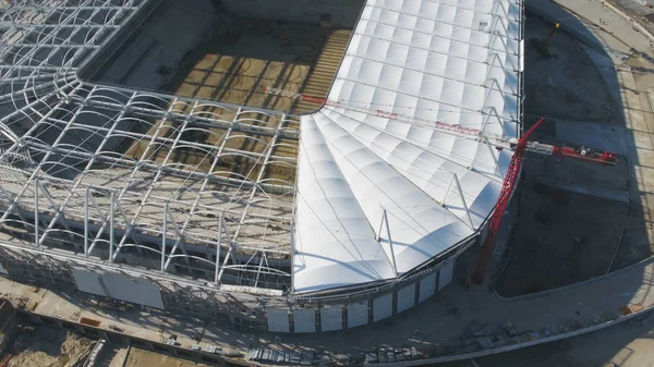 Vue aérienne sur la construction et la reconstruction du stade de football. Reconstruction du stade pour accueillir les matchs du championnat du monde de football en 2018. La Russie. Une entreprise de construction construit un stade — Photo